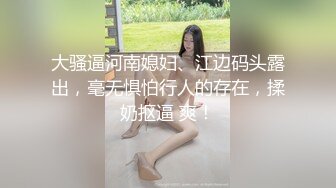 跟随医药公司的长发大波浪美女进厕所尿尿发现她的逼毛造型挺酷