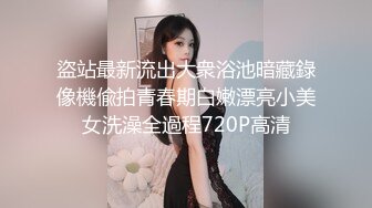 小美女吃鸡很仔细