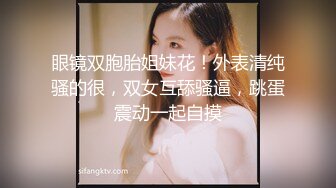 短发韵味十足的轻熟女躺在床上露脸自慰逼逼湿漉漉的淫水