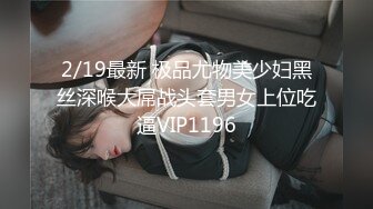 苗条骚女被两个男人任意玩弄，肉棒无套干嫩穴就是要中出