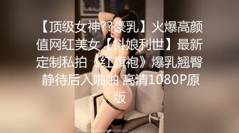 长发气质颇佳的颜值妹子，制服诱惑在真皮沙发上无套啪啪，猛烈操逼死去活来