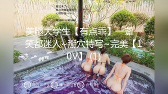 情侶在房間自拍