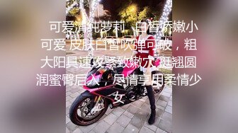 【原档首发】当我们在路上遇到一位慢跑的美女时，我们正在开车兜风。 我们停下来聊天，她告诉我们她是一名健身博主。