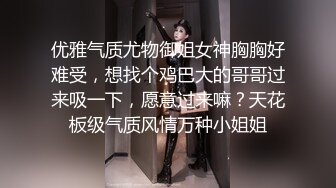 女仆装美腿肥臀网红骚女  跪地翘起等待被主人操  丁字裤勒着美穴