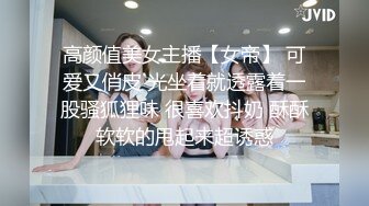 【新速片遞】 哺乳期的妈妈露脸奶完孩子来喂狼友，跟狼友互动撩骚，吊钟极品大奶子乳汁多多，边挤边喝自己抠逼淫水泛滥[1.08G/MP4/02:36:58]