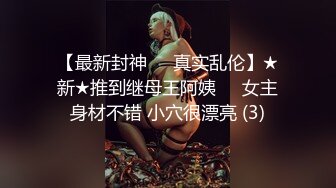 变态偷拍牛人闯入女厕手持拍摄美女们尿尿,还猛闻女神换下来的卫生护垫,说真香,最后用来撸一发