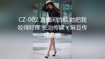 守候在公园厕所，还真等来了一位萌萌哒美女，听到脱下内裤声音，干净偷溜进去在门外拍嘘嘘 没白等！