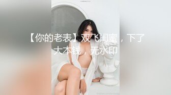 在学校偷拍女厕 竟还有意外收获！白嫩美女竟然在厕所里扣逼自慰！