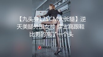 美容院里的骚老板娘【上篇】露脸身材不错让小哥道具玩弄骚穴，口交大鸡巴各种抽插，从按摩床上玩到休息室各种爆草