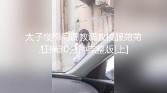 抄底身材火辣的蕾絲內內美女故意在面館門口賣騷