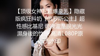 碎花裙子长发美少妇，被猥琐男无套后入巨乳乱颤乳头很粉嫩