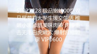 8/22最新 女神掏出两个大奶揉捏半脱下内裤蜜桃美臀小穴若隐若现VIP1196