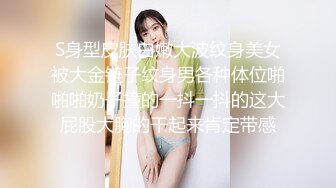 两个性感美女跟着节奏撸起来 控制射精高潮到最后