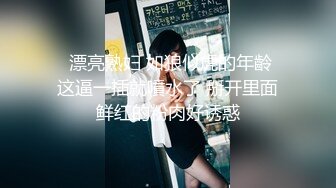 漂亮熟女人妻吃鸡4P 舔老公的鸡吧 不要怕尿到他嘴巴里 啊啊快点射在我逼里 在家伺候三根肉棒被轮流无套输出