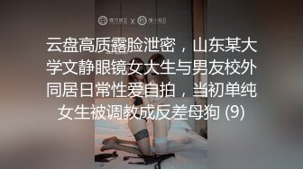 爬窗偷窥隔壁小少妇洗香香