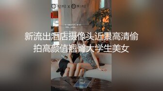 花臂纹身娇小美女撩下衣服就要吸奶子跪着深喉舔屌