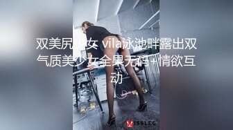 豐滿前三角豹紋內褲騷女到樓頂偷換齊逼短裙