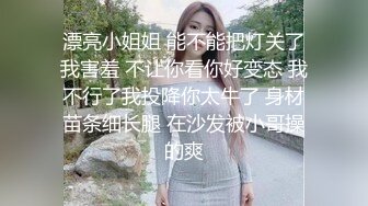 两个骚气少妇双飞激情啪啪，抬腿侧入上位骑坐翘起屁股后人轮着操