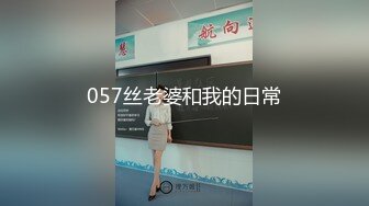 豐滿少婦邊看手機邊自摸