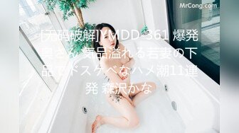 ❤️❤️外表清纯妹妹，公共厕所自慰，脱下紧身裤，无毛小骚逼，蹲着手指扣穴，边插穴边揉奶子好骚