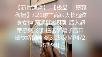 下药迷翻漂亮的黑丝女友 各种物件都往她的B里塞怎么玩都行 (3)