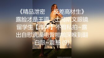 风景区女厕偷拍女儿和妈妈一起来尿尿,仔细观察母女两的逼逼有啥共同点