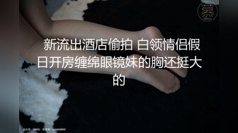 淫荡小骚货，公共厕所自慰，扒开内裤跳蛋塞穴，疯狂拉扯，高潮喷水，假屌放在地上，骑乘抽插