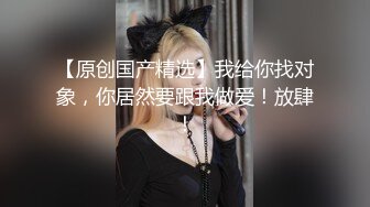 人妖大战两真女，姨妈来了都不放过，两女第一次尝试人妖，好淫荡啊这场面！