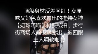 漂亮好身材妹子约到家里脱光光趴在腿上看视频这好性福啊