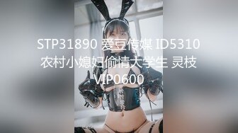 STP30922 女主播为吸引粉丝,录制户外弹吉他唱歌MV，故意不穿内裤不经意间露出来给粉丝当福利