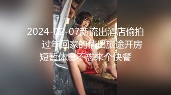 【新片速遞】 轻熟女虎牙美少妇黑丝长腿，露脸掰穴自慰，道具插穴，足交道具淫水很多