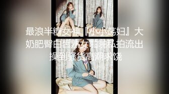  全套女技师伺候大哥激情啪啪直播大秀，全程露脸黑丝情趣活好不粘人，从下舔到上