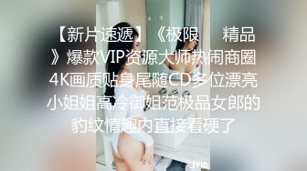 女主播为吸引粉丝,录制户外弹吉他唱歌MV，故意不穿内裤不经意间露出来给粉丝当福利