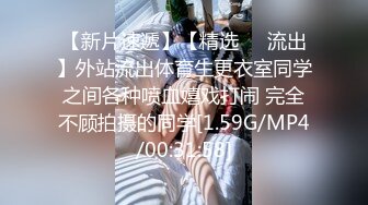 两个白皙大奶子骚妹子浴室湿身胡萝卜自慰，揉捏奶子掰穴胡萝卜摩擦，坐在马桶上特写骑坐，蹲在地上搞到喷水