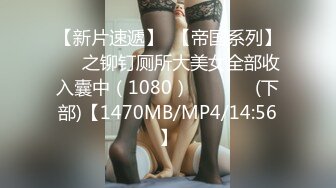  黑客破解摄像头偷拍 老公下班回来看见正在吸奶哺乳的媳妇按捺不住原始兽欲来一发