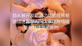 暗拍学生妹集体公共场合小解 戏耍屌丝男往他后背尿尿