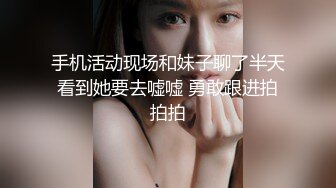 00后姑娘，三女一男一个房间露脸出境，在好姐妹的注视下舔弄大鸡巴，激情上位，粉嫩嫩的骚穴