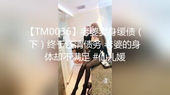 YM漫展抄底,两个穿公主裙小美妞❤️光洁屁股沟和窄内湿痕真想摸摸