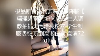 22歲騷女友故意跑到公廁，視訊玩跳蛋給男友看，突然被隔壁的聲音嚇一跳！