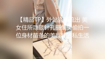   三男两女激情5P玩弄骚嫩的妹子，全程露脸小骚货给大哥一起交大鸡巴，让小哥揉奶抠逼